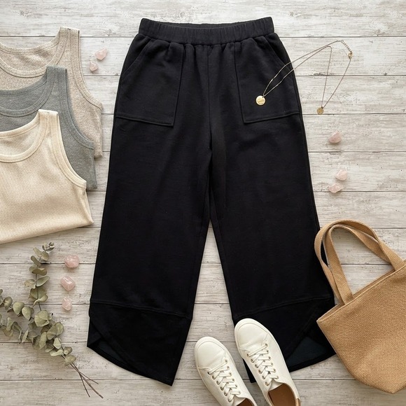 Trendy Queen Pants - Trendy Queen Black Cropped Wide Leg Pants Tulip Hem Pockets Medium